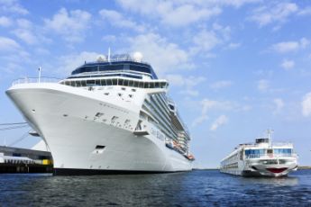 Meyer 8.jpg - Dieser Luxusliner, der amerikanische Reederei "Celebrity Cruises" , wurde am 16.Juli 2009 überführt. Er ist 317m lang und 35,8 m breit. 2852 Passagiere werden von 1271 Personen Hotel-und Servicepersonal verwöhnt. Mit einer Antriebsleistung von 41.000 Kw (ca. 30.000 PS) ist er 24 Knoten schnell.Näheres siehe:  www.Meyerwerft.de